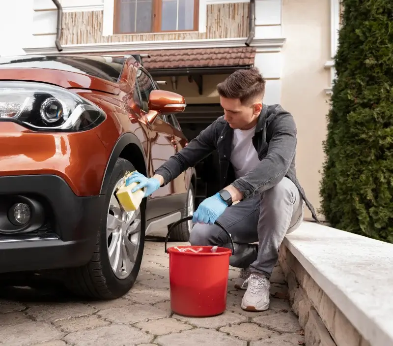 Lavage auto à domicile Landéda : professionnel intervenant sur un véhicule